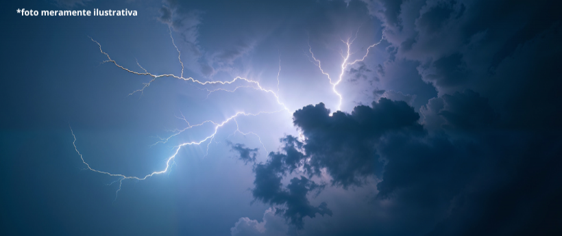 Temporal Provoca Enxurradas e Suspende Aulas em Petrópolis  O temporal desta quarta-feira em Petrópolis, na Região Serrana, arrastou e chegou a “engolir” carros nas enxurradas. Até o momento, não há informações sobre vítimas. A orientação das autoridades é para que a população evite deslocamentos, não enfrente áreas alagadas e fique atenta a sinais de deslizamentos.  A prefeitura suspendeu as aulas em toda a rede municipal, fechou o Centro Histórico e retirou moradores das áreas de risco. Em caso de emergên