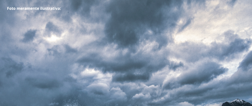 O tempo para o fim de semana deve permanecer nublado com previsão de chuva a qualquer momento.// Ainda nesta quinta-feira (5), a nebulosidade estará variada ao longo do dia, com temperaturas máxima de 32 e mínima de 19 graus.// Com o sol entre nuvens, cariocas aproveitaram a manhã na Praia do Leme.// A previsão é de pancadas de chuva isoladas nos períodos da tarde e noite.// De acordo com o Sistema Alerta Rio, entre a sexta (6) e a próxima segunda-feira (9), o clima na cidade será influenciado pela atuação 