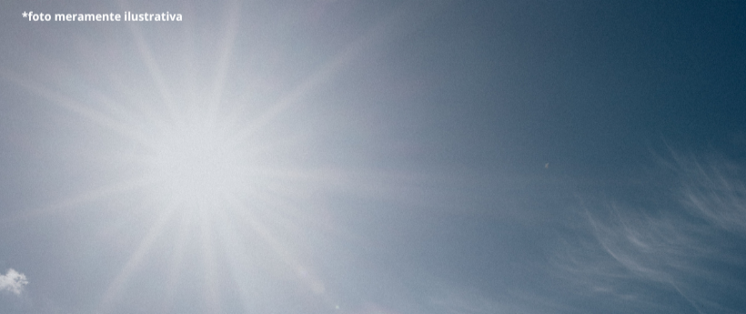 Calor Extremo Provoca Mais de 1.500 Atendimentos Médicos no Estado do Rio  O estado do Rio de Janeiro registrou 1.597 atendimentos médicos relacionados ao calor extremo entre os dias 1º e 11 de janeiro. O levantamento é do governo estadual. Os casos foram atendidos nas 27 Unidades de Pronto Atendimento da rede estadual. No domingo, o Rio de Janeiro foi a capital mais quente do país, de acordo com o Instituto Nacional de Meteorologia, ao atingir 39,7°C, a maior temperatura registrada no ano até agora. Segund