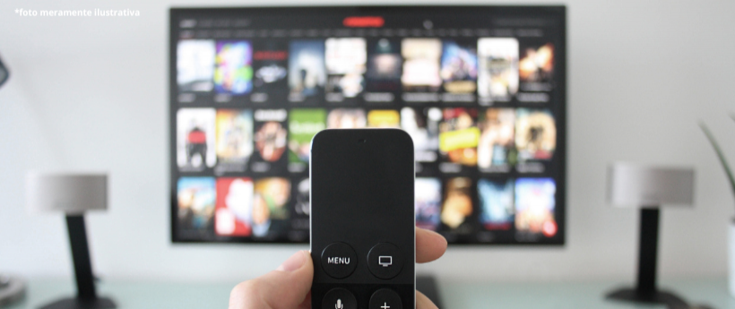 TV POR ASSINATURA PERDE ESPAÇO PARA STREAMING NO BRASIL  Cada vez mais brasileiros estão dando adeus à TV por assinatura e aderindo aos serviços pagos de vídeo por streaming. Dos 75 milhões de lares do país com aparelho de televisão, 43% — cerca de 32 milhões — têm streaming. Em contrapartida, o número de casas com TV por assinatura caiu para 18 milhões, o que representa 24% das residências com pelo menos uma TV. Moram nesses endereços cerca de 51 milhões de pessoas. Os dados são do suplemento sobre tecnolo