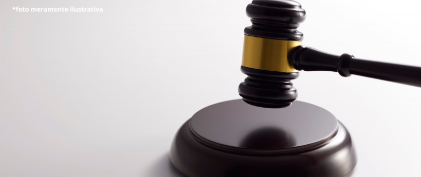 Investigação Apura Desvio de R$ 15 Milhões na Justiça do Trabalho do Rio  O corregedor do Tribunal Regional do Trabalho, desembargador Álvaro Luiz Carvalho Moreira, revelou, durante sessão do Órgão Especial, detalhes das investigações sobre desvios de 15 milhões de reais. Ele afirmou que um dos investigados alegava ganhos em apostas para justificar o patrimônio.  As declarações foram dadas no mesmo dia em que a Polícia Federal realizou a Operação Apócrifo, que apura fraudes na Justiça do Trabalho do Rio de 