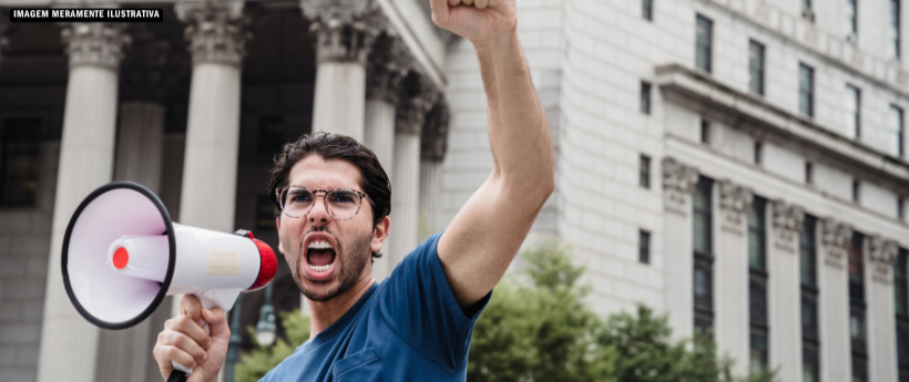 Motoristas protestam por salários atrasados na Ilha do Governador