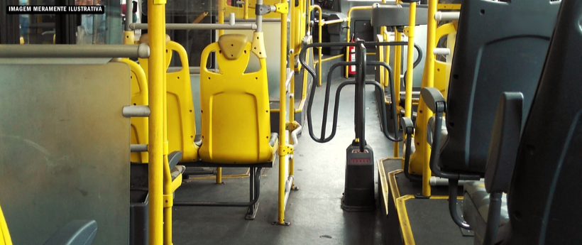 Ônibus “encalha” na Rodovia Presidente Dutra 