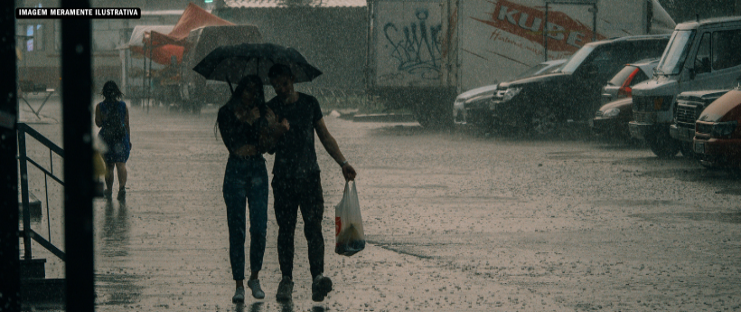 Deslizamento após chuvas deixa dois feridos e interdita trecho da RJ-198 em Natividade