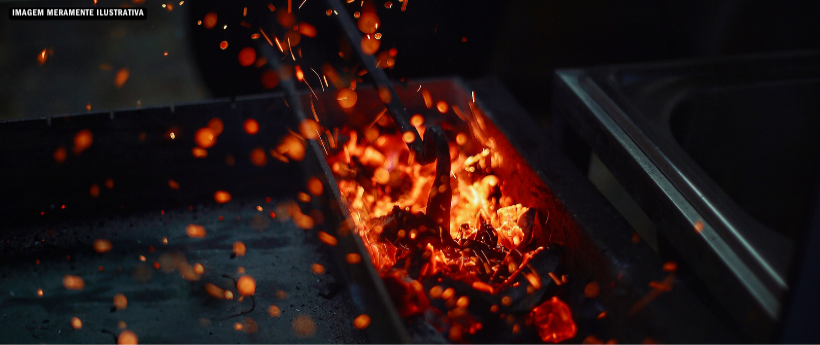 Incêndio de grandes proporções destrói loja de peças de moto em Ramos