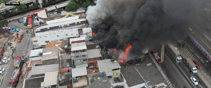 Incêndio em galpão de peças de moto em Ramos
