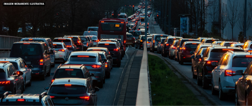 Tombamento de carreta provoca interdição parcial na BR-040 em Areal