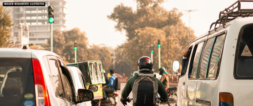 Queda de árvore interdita Linha Amarela e causa transtornos no trânsito da Zona Norte