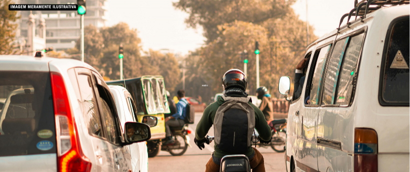 Acidente com carreta interdita via e provoca 7 km de retenção na Dutra
