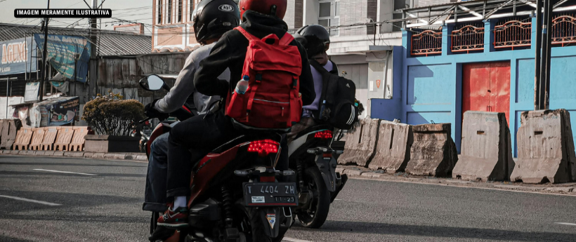 Operação do BRT Seguro multa 62 motociclistas e remove veículos por uso irregular de passarelas na Avenida Brasil