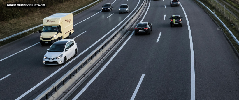 Após ônibus pegar fogo, pista da Avenida Brasil é liberada em São Cristóvão