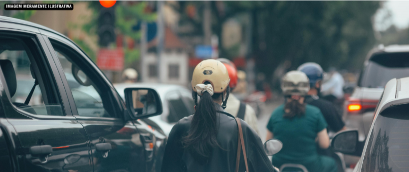 Queda de poste interdita rua em Copacabana e provoca trânsito intenso na região