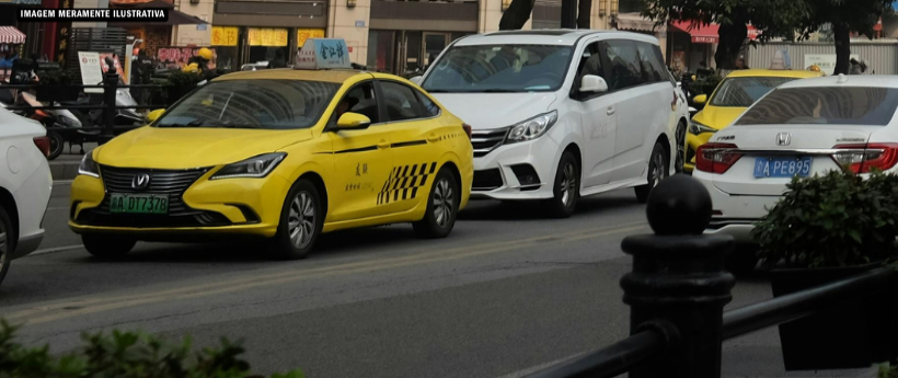 Poste cai em Copacabana, deixa ferido e causa interdição parcial da via