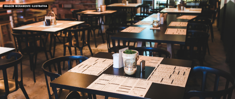 Dono de restaurante na orla da Barra é preso por vender alimentos impróprios para consumo