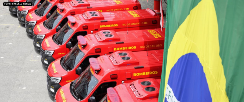 Bombeiros seguem no combate ao incêndio do telhado do Velódromo do Parque Olímpico do Rio