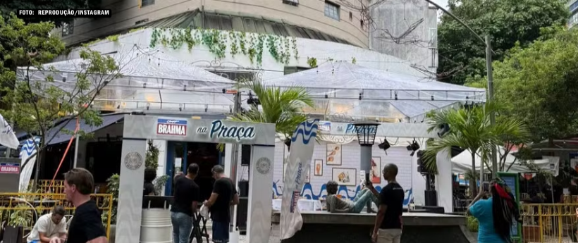 Tenda instalada por bar gera controvérsia em praça do Leblon