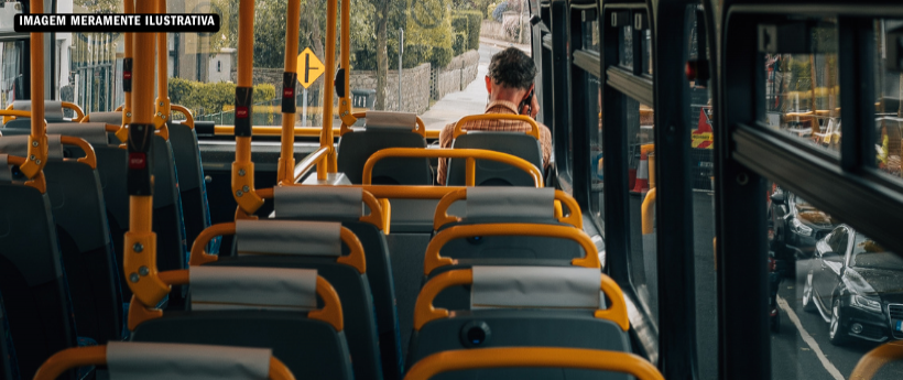 Ônibus pega fogo no Leblon e interdita trecho da Rua San Martin
