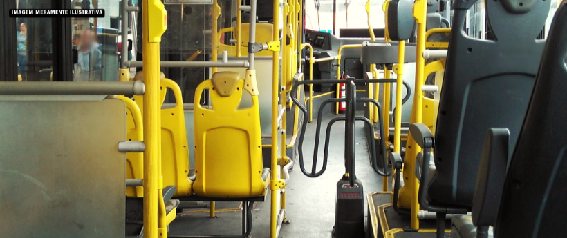 Ônibus que pegou fogo na Avenida Brasil é retirado