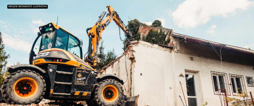 Prefeitura demole imóveis na Favela do Metrô após desabamento no Maracanã
