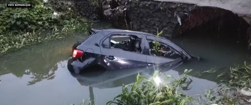 Policial militar morre após carro cair em rio na BR-101, em São Gonçalo