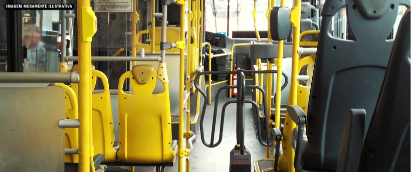 Adolescente morre após ser arremessado para fora de um ônibus 