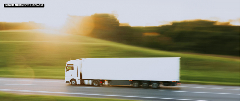 Acidente entre duas carretas deixa feridos