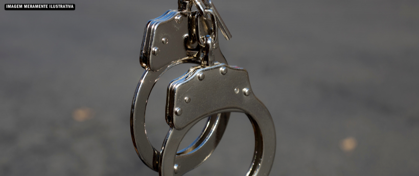 Casal é preso pela Polícia Federal transportando 20 pistolas em ônibus na Via Dutra