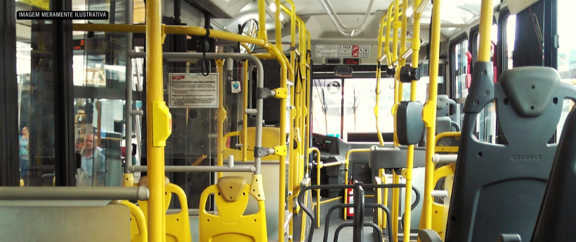 Ônibus pega fogo na Barra da Tijuca e fica totalmente destruído