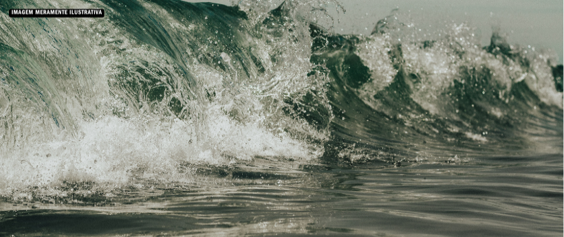 Forte ressaca assusta frequentadores da mureta do Leme