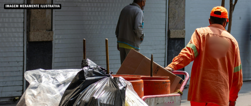  Comlurb recolhe sete toneladas de lixo de maré na Ilha do Governador