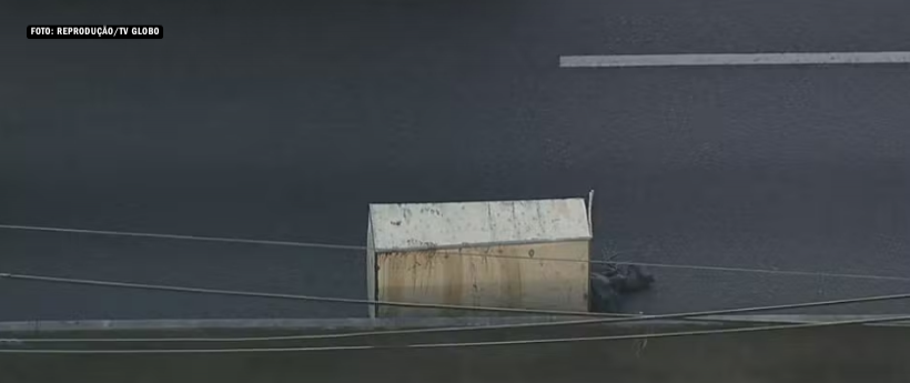 Corpo é encontrado dentro de caixote na Avenida Brasil, no Rio