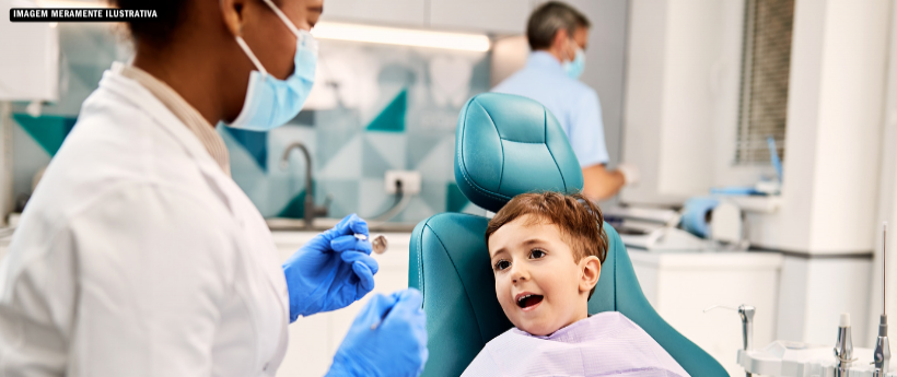 Importância da prevenção desde cedo A Secretaria Municipal de Saúde do Rio de Janeiro promove, nesta sexta-feira (20), o “Dia B da Saúde Bucal”, em celebração ao Dia Mundial da Saúde Bucal. A iniciativa mobiliza equipes em toda a cidade para intensificar ações de promoção, prevenção e cuidado, com foco em crianças de até 12 anos nas escolas municipais e em atividades voltadas aos usuários da Atenção Primária. As ações incluem orientações sobre higiene oral, demonstrações práticas de escovação, além de avali