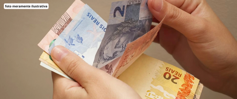 O Governo do Estado vai antecipar o pagamento do salário para o funcionalismo estadual referente ao mês de março para esta quinta-feira (02).  O depósito estava previsto para acontecer no terceiro dia útil do mês, ou seja, na segunda-feira (06) da próxima semana. Depositada por meio da Secretaria de Fazenda, a folha de pagamento contabiliza o valor aproximado de R$ 2,4 bilhões, total a ser pago a cerca de 450 mil servidores ativos, inativos e pensionistas.