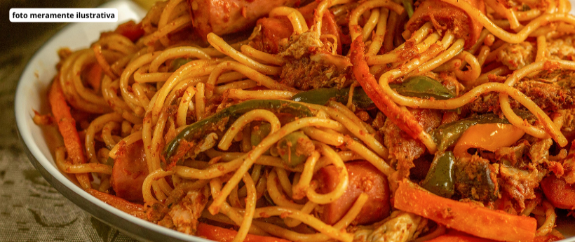 O governador Cláudio Castro inaugurou, nesta quarta-feira (11), o Restaurante do Povo Tia Vicentina, em Madureira, na Zona Norte do Rio.// Esta é a 16ª unidade do programa, que amplia para cerca de 38 mil e quinhentos o número de refeições oferecidas diariamente à população fluminense.// O  governador destacou que a rede de Restaurantes do Povo está sendo ampliada, e que uma alimentação acessível e de qualidade transforma a vida de milhares de famílias.// A unidade tem capacidade para servir aproximadamente