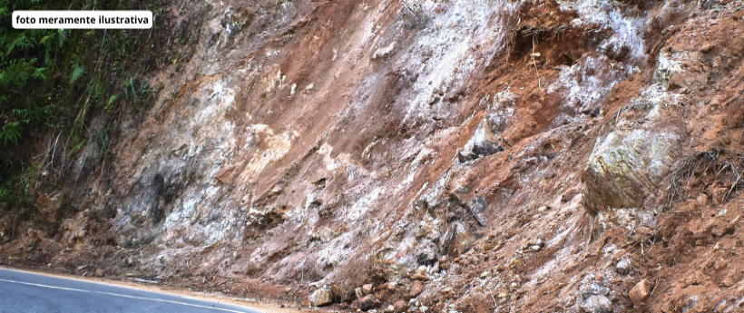 Um deslizamento de barreira ocupa hoje (02), uma faixa da Estrada das Paineiras, na altura da Rua Almirante Alexandrino, em Santa Teresa, na Zona Sul do Rio.// O trânsito apresenta retenções na região e está operando com o esquema "pare e siga".// Equipes da Comlurb, da Defesa Civil, da Geo-Rio e da CET-Rio atuam no local para retirar o material terroso que caiu na estrada e auxiliar no trânsito.// Por conta dos riscos, o Centro de Operações Rio recomenda que os motoristas sigam com atenção.//