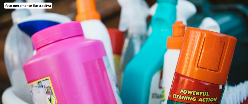  Anvisa mantém suspensão de lotes de produtos Ypê A Anvisa - Agência Nacional de Vigilância Sanitária vai manter suspensa a comercialização, distribuição e uso de lotes específicos de produtos da Ypê.  A medida foi publicada no Diário Oficial da União desta segunda-feira (15) e atinge desinfetantes, detergentes lava-louças e lava-roupas líquidos. Segundo a Anvisa, a decisão foi motivada pelo descumprimento de requisitos sanitários identificados durante uma inspeção realizada entre os dias 27 e 30 de abril d
