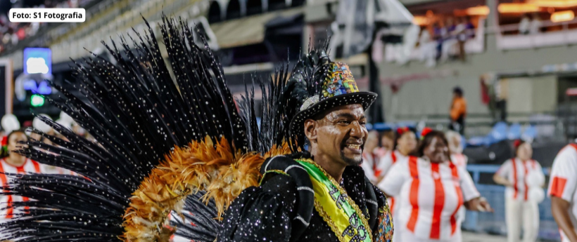 Prefeitura distribui ingressos gratuitos para pessoas com deficiência na Sapucaí  A Prefeitura do Rio iniciou a distribuição de ingressos gratuitos para pessoas com deficiência que desejam assistir aos desfiles de Carnaval na Marquês de Sapucaí. Ao todo, estão sendo disponibilizados 1.800 convites, cada um com direito a acompanhante, para os desfiles da Série Ouro, do Grupo Especial e das Campeãs.  De acordo com o Diário Oficial do Município, a iniciativa garante que até 3.600 pessoas possam acompanhar os d