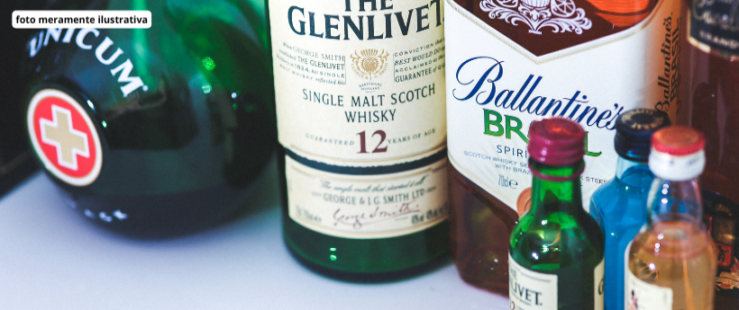 Um laboratório móvel está circulando por cidades do estado do Rio durante o carnaval para identificar bebidas alcoólicas adulteradas vendidas perto de blocos e eventos de rua.// A operação, coordenada pelo Procon-RJ, permite analisar amostras em poucos minutos e retirar do mercado produtos que representam risco à saúde dos consumidores.//No último fim de semana, fiscais apreenderam 26 litros de bebidas adulteradas em ações realizadas nas proximidades de blocos da Zona Sul e do Centro do Rio.//