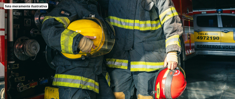 Foram 12 horas de trabalho sem interrupção dos bombeiros em meio aos escombros de um prédio que desabou, na tarde de domingo, na Rua Visconde de Itabaiana, no Engenho Novo.// Quatro pessoas foram retiradas com vida dos escombros, sendo três com ferimentos leves e uma em estado moderado.// Todas foram encaminhadas ao Hospital Municipal Salgado Filho, no Méier.// Três já tiveram alta e uma permanece internada com o estado de saúde estável.// Bombeiros dos quartéis de Benfica, Méier e Vila Isabel trabalharam n