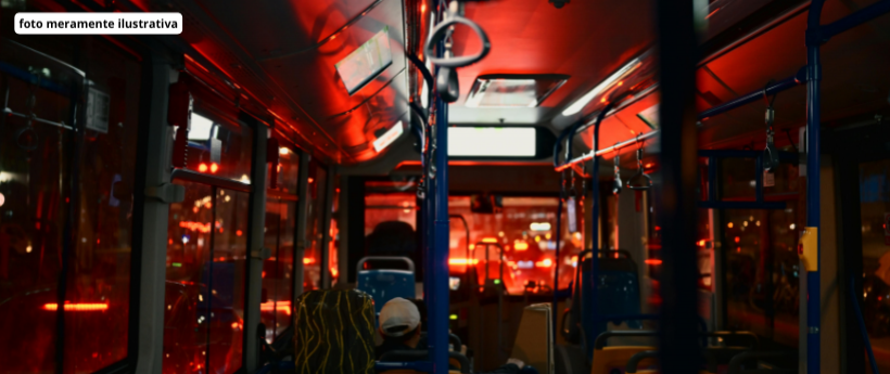 A Prefeitura do Rio assinou o contrato de concessão do novo sistema de ônibus municipais. A primeira fase do "Sistema RIO" será implantada nos bairros de Campo Grande e Santa Cruz, na zona oeste carioca. A frota nesses dois bairros saltará de 104 para 316 veículos. A primeira entrega contará com 169 ônibus, que começarão a operar em julho deste ano. Já a segunda, com 147 veículos, está prevista para setembro. Entre as novidades do novo sistema de concessão, está o fim do pagamento em dinheiro a bordo, com u