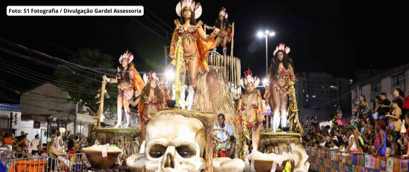 Menos de um mês depois de encerrados os desfiles do carnaval deste ano, a Liga Independente das Escolas de Samba do Rio de Janeiro (Liesa) decidiu colocar à venda os passaportes para o espetáculo do ano que vem.// Eles estão disponíveis na plataforma da Ticketmaster Brasil.// O valor é de R$ 499, com quantidade limitada.// O pacote garante ingresso para os três dias de desfiles competitivos do Grupo Especial: domingo, segunda e terça-feira que, em 2027, acontecem nos dias 7, 8 e 9 de fevereiro. // Os intere