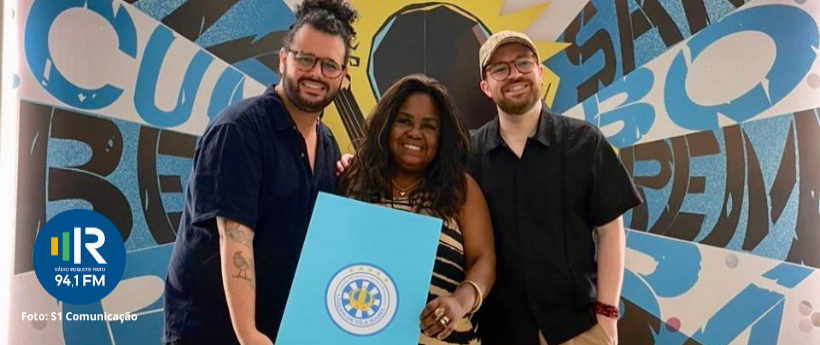 Bisneta de Tia Ciata visita barracão da Unidos de Vila Isabel e tira medidas para fantasia do Carnaval 2026