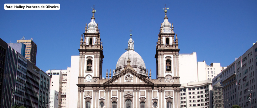 Os vitrais da Igreja da Candelária, no Centro do Rio, irão passar por um processo de restauração. O projeto prevê um pacote completo de intervenções técnicas ao longo de 12 meses. Estão incluídas limpeza especializada, recomposição de partes danificadas e recuperação da estrutura do chumbo que sustenta os vitrais. Também será implantado um sistema de proteção, já adotado em igrejas históricas da Europa, para conter danos físicos e variações ambientais. A restauração terá um investimento de R$1,6 milhão, e s