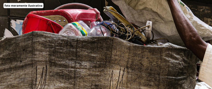  Um veículo que transportava irregularmente uma carga de recicláveis na caçamba foi abordado hoje (03) por agentes da Secretaria Municipal de Ordem Pública (Seop).// O carro foi abordado pelos agentes dentro da primeira galeria do Túnel Rebouças, sentido Zona Norte, e parou no recuo existente entre as duas galerias.// O veículo, uma Saveiro de cor preta, acabou multado e rebocado para o depósito municipal.//  O motorista apresentou a habilitação e o licenciamento do carro em dia, porém, além da carga excess