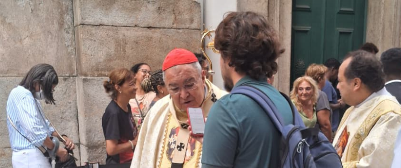 Hoje (19) é Dia de São José, padroeiro das famílias e dos trabalhadores (especialmente dos carpinteiros). Reconhecido pela humildade e obediência. Muitos fiéis recorrem à São José para conseguir emprego e vencer as dificuldades financeiras.  A igreja de São José, no Centro da Cidade, ficou lotada desde as primeiras horas da manhã. Já foram celebradas diversas missas. A primeira foi às 6h e a última aconteceu às 19h. Do lado de fora da igreja, os fiéis encontravam fitinhas, imagens de São José, medalhas e sa