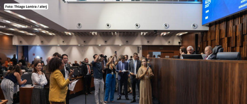 A Alerj realizou nesta terça-feira (24) uma solenidade para celebrar os 20 anos da Lei que institui vagões exclusivos para mulheres nos trens e metrô. O evento foi realizado no Palácio Tiradentes, e reuniu diversos órgãos para discutir a segurança das mulheres nos transportes públicos. Durante o evento, também foi debatida a nova Lei, sancionada nesta segunda-feira (23), que determina o funcionamento 24 horas por dia dos vagões exclusivos para mulheres. A medida tem o objetivo de melhorar a legislação anter