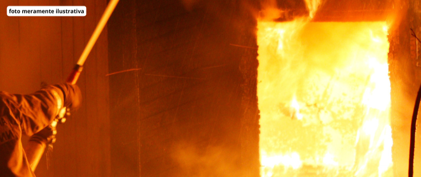 Totens da taxa de turismo do programa Viva Angra são alvos de incêndio criminoso A Prefeitura de Angra dos Reis iniciou investigações sobre um incêndio que atingiu os totens do programa Viva Angra, instalados na Vila do Abraão. Câmeras de segurança registraram o momento em que dois indivíduos atearam fogo nos equipamentos na madrugada de segunda-feira (1º), data prevista para o início da cobrança da taxa de turismo na ilha.  Em nota, a administração municipal destacou que a destruição de equipamentos públic