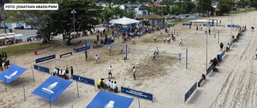Mangaratiba inaugura a Mega Arena Praia do Saco Mangaratiba inaugurou a Mega Arena Praia do Saco, um espaço pensado para incentivar a prática esportiva, promover o bem-estar e fortalecer a convivência entre moradores e visitantes.  Com 90m², a arena está preparada para receber aulas de vôlei, futvôlei, funcional e beach tênis e kickboxing, ampliando as oportunidades para quem busca uma rotina mais ativa e saudável.  O espaço também será palco de eventos, torneios e atividades esportivas ao longo do ano.