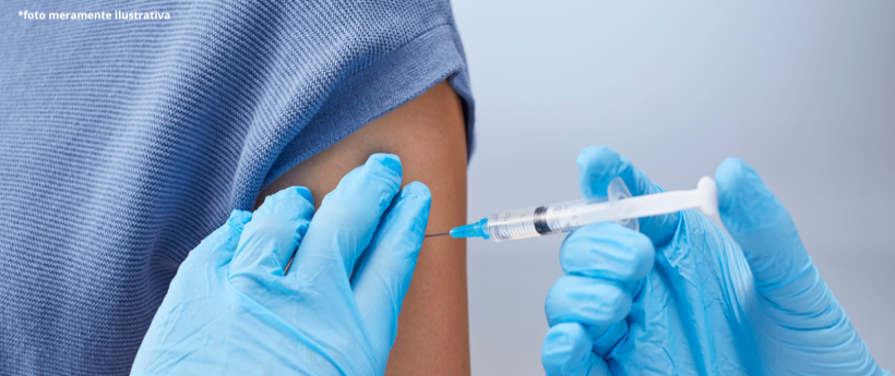 NOVA IGUAÇU AMPLIA VACINAÇÃO CONTRA MENINGITE  A Secretaria Municipal de Saúde de Nova Iguaçu, na Baixada Fluminense, está ampliando a campanha de vacinação contra a meningite. Desde o final de julho, crianças de 12 meses passaram a receber gratuitamente a vacina meningocócica ACWY nas unidades de saúde da cidade. A imunização segue a nova recomendação do Ministério da Saúde e está disponível em 58 Clínicas da Família e Unidades Básicas de Saúde do município. A mudança no calendário vacinal substitui o refo