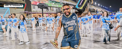 Daniel Zarmanno vira funkeiro para ensaio técnico da Unidos da Ponte, na Marquês de Sapucaí